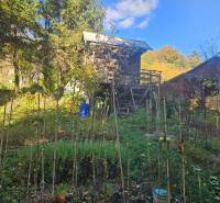 Házikó a Trencsénteplicen a Sady pod Dedovcom utcában, zöld kerttel körülvéve.