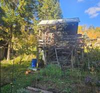 Ház a Sadoch pod Dedovcom-ban, Trencsénteplicen, zölddel és fákkal körülvéve.