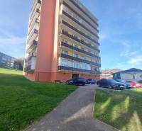 A Tvrdošínban, a Medvedzie utcában található társasház 3 szobás lakásokat kínál parkolási lehetőséggel.