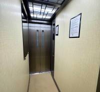 Lift megvilágított mennyezettel és rozsdamentes acél ajtókkal.