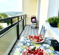 Erkély egy 3 szobás lakásban kilátással, étellel és babakocsival.