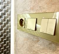 Dugalj és kapcsolók a kőfalon egy háromszobás lakásban.