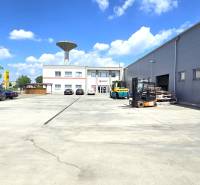 Obchodhelyiségek a trnavai Strojárenská utcában parkolóval és ipari felszereléssel.