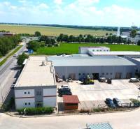 Kereskedelmi helyiségek a Trnava-i Strojárenská utcában a közeli parkolóval és zöldterülettel.