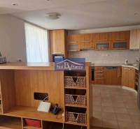 Konyhabútor fa dekorral és tárolóhellyel egy kétszobás lakásban.