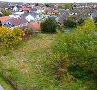 Telek Gajarban, lakóövezetben, házak környezetében.