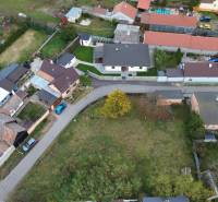 Légi felvétel a gajári lakóterületekről a szomszédos úttal és házakkal.