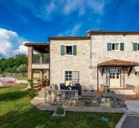 Kő villa medencével és terasszal Bale-ban, zölddel körülvéve.