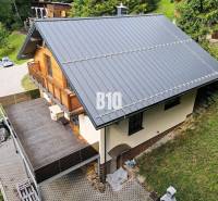 Házikó Terchovában ferde tetővel, nagy terasszal és fa részletekkel.