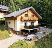 Házikó Terchovában, erdővel körülvéve, parkolóhellyel és terasszal.