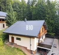 Házikó Terchován erdők ölelésében, nagy terasszal és parkolóhellyel.