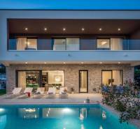 Villa Baliban medencével és terasszal, zöldövezetben, pihenőhelyekkel körülvéve.