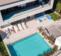 Villa Baliban medencével, napozóágyakkal és kényelmes kültéri ülőgarnitúrával.