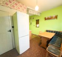 Étkező sarok kanapéval és asztallal egy háromszobás lakásban.