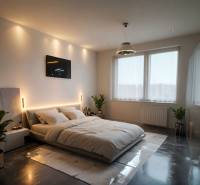 Hálószoba fa dekor padlóval, nagy ágy, növények és süllyesztett világítás.