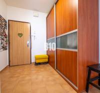 Folyosó egy 4 szobás lakásban, csempével és beépített szekrénnyel.