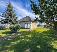 Családi ház Ondrejovceban, amelyet zöld gyep és fák vesznek körül a tágas kertben.