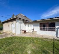 Családi ház Ondrejovcén, régebbi épület fa ablakokkal és műholdvevővel a tetőn.