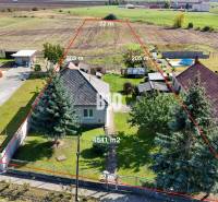 Családi ház Ondrejovce-ben nagy telekkel, körös-körül vidéki táj.