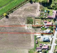 Légi felvétel a telkekről és családi házakról Ondrejovcén.