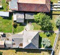 Családi ház Ondrejovcén melléképületekkel, kerttel és a hozzá tartozó úttal.