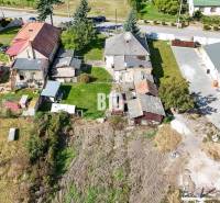 Családi házak és kertek légi felvétele Ondrejovceban.