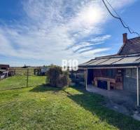 Családi ház Ondrejovcén kerttel, előtetővel és kilátással a természetre napsütéses időben.