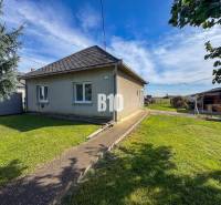 Családi ház Ondrejovcén füves udvarral a kék ég alatt.