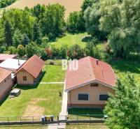 Családi ház Újszálláson nagy kerttel és zöldövezettel körülvéve.