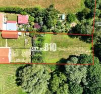 Családi ház légi felvétele Újszádon, tágas telekkel és kerttel.