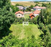 Kert zölddel és családi házakkal körülvéve Újszádon.