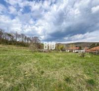 Tágas zöld lakótelkek Jelenecen, kilátással a környező természetre.