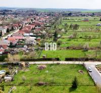 Légifelvétel a Jelenec községről, kiterjedt területtel, amely alkalmas lakóingatlanok számára.