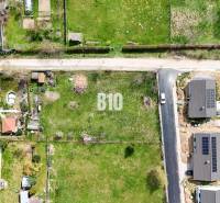 Légi felvétel a telkekről - lakóövezet Jelenecen a szomszédos házakkal és zöldterülettel.