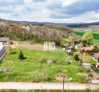 Telkek - lakóingatlanok Jelenecen, rétekre és erdőkre néző kilátással.