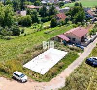 Telkek - lakóhelyek Csallóközben, amelyek az alaplemezt mutatják a házak és a zöldterület között.