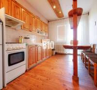 Konyha családi házban fa dekorációval és étkezősarokkal.