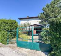 Családi ház a Kő utcában, Nyitrán, kerti kapuval és zöldterülettel.