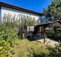 Családi ház a Nyitrai Kő utcában, zölddel körülvéve és autóbeállóval.