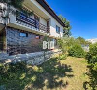 Családi ház a Nyitrai Kő utcában, füves kerttel és terasszal.