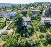 Légi felvétel egy családi házról a nyitrai Kamenna utcában, amelyet zöldterület és kert vesz körül.