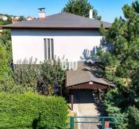 Családi ház a Nyitrai Kő utcában, zölddel és fákkal körülvéve.