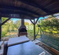 Családi ház kertje a Kő utcában, Nyitrán, kerti grillezővel és hintával.