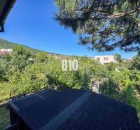 Kert egy családi ház mellett a Kamenna utcában, Nyitrán, kilátással az erdőre.