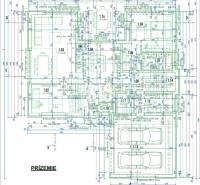 A családi ház földszinti alaprajza, amely tartalmazza a garázst, a nappalit és a konyhát.