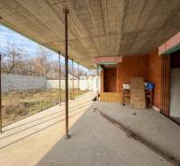 Családi ház építése kezdeti fázisban, fa panelekkel és beton mennyezettel.