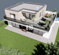 Családi ház tágas terasszal, kerttel körülvéve és autóparkolóval.