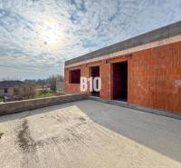 Családi ház építése téglából, ingatlan mellett, tiszta égbolt, építkezés.