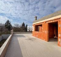 Építés alatt álló családi ház terasszal a nagy udvaron, természet és fák ölelésében.