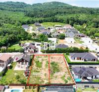 Lakóterületek Štitáryban, házakkal és erdőkkel körülvéve, építésre készen.